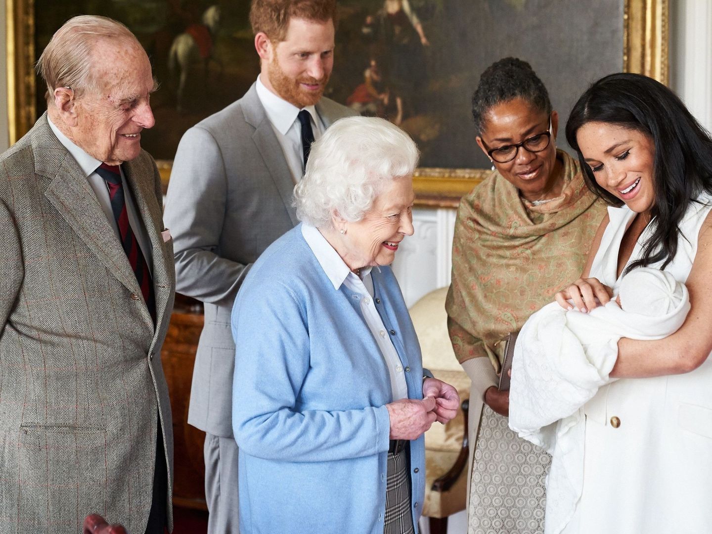 Los Sussex presentan a su hijo recién nacido, Archie Harrison Mountbatten. (EFE)