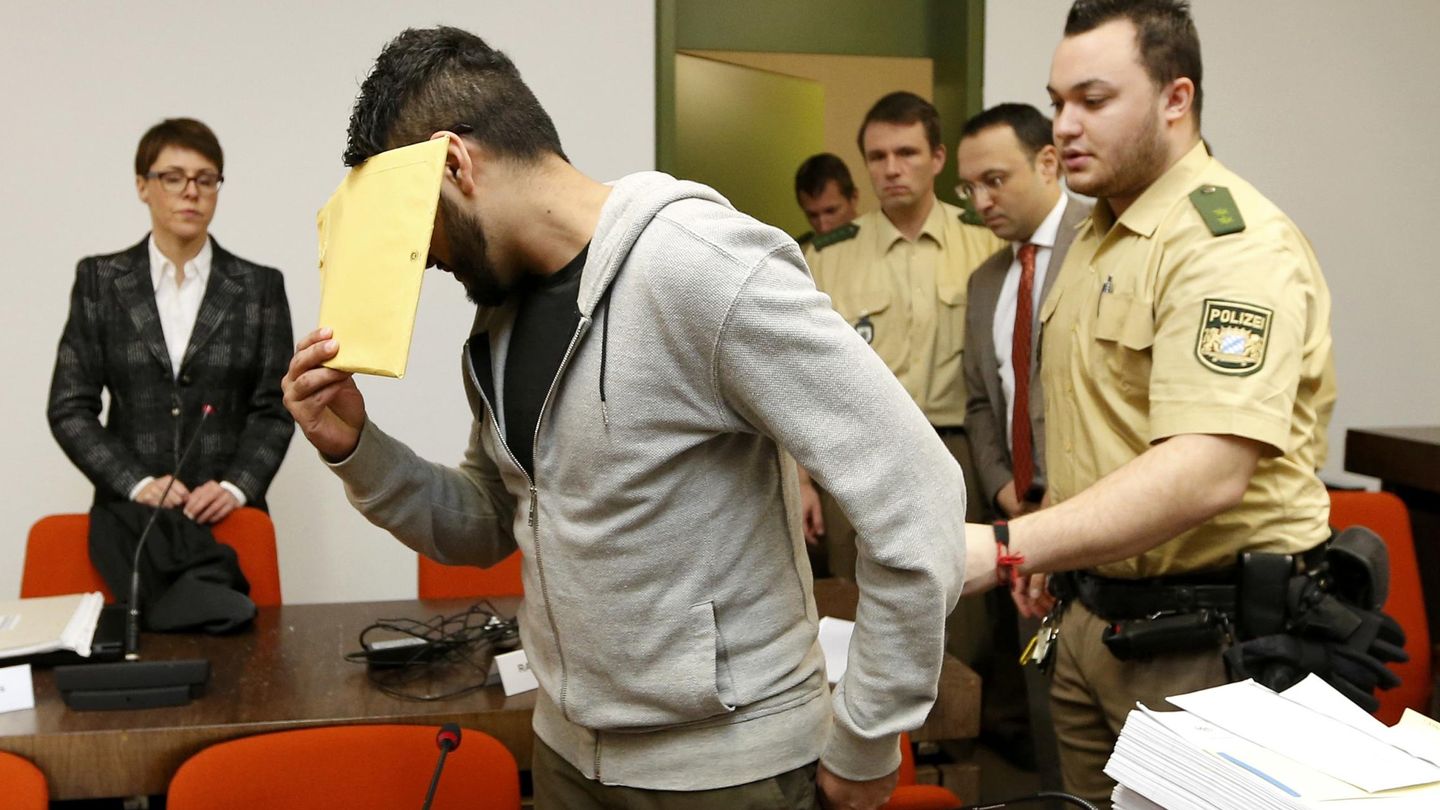El sospechoso Harun P., durante su juicio en Múnich por presunta pertenencia al Estado Islámico, el 20 de enero de 2015. (Reuters)