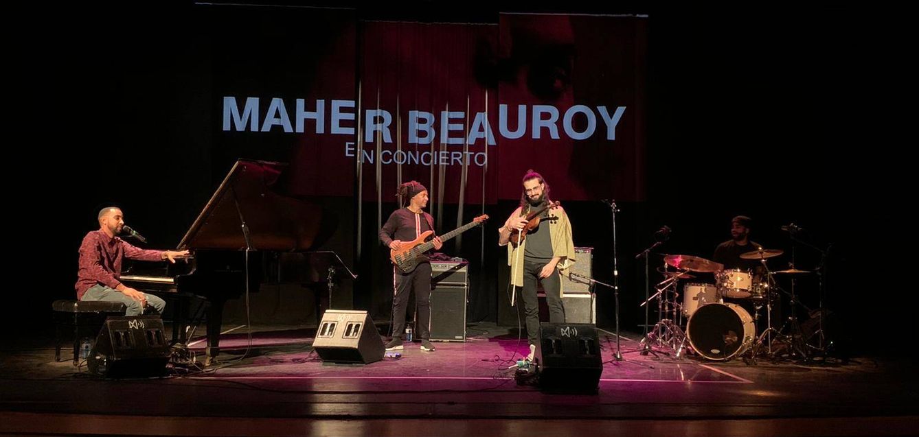 Maher Beauroy durante el concierto (Institut Francais)