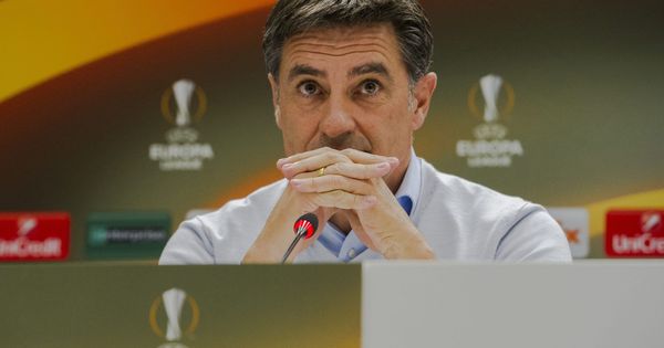 Foto: Míchel, en una rueda de prensa con el Olympique (EFE)