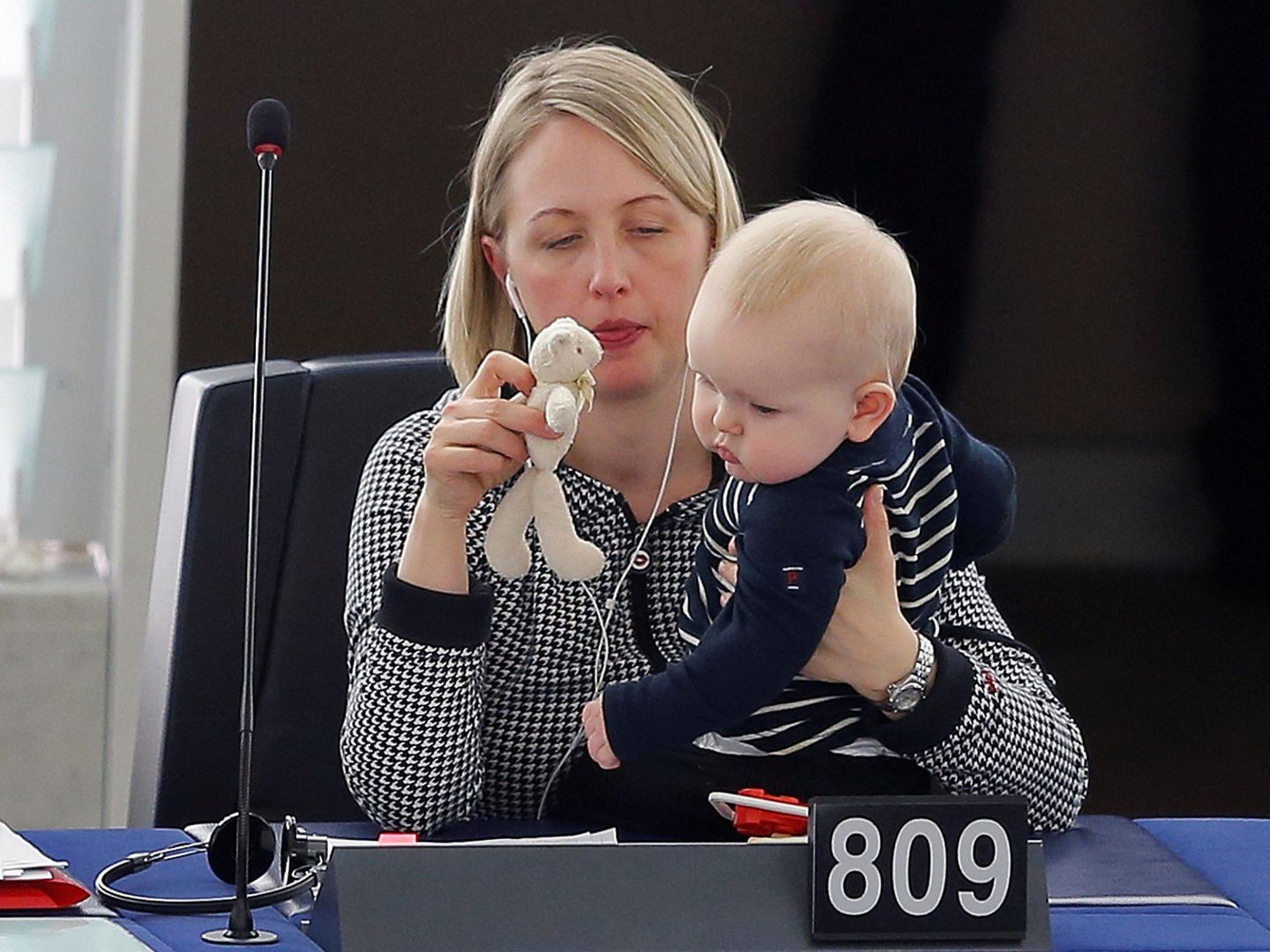 Jytte Guteland, con su bebé, en una sesión del Parlamento en 2017. (Reuters)