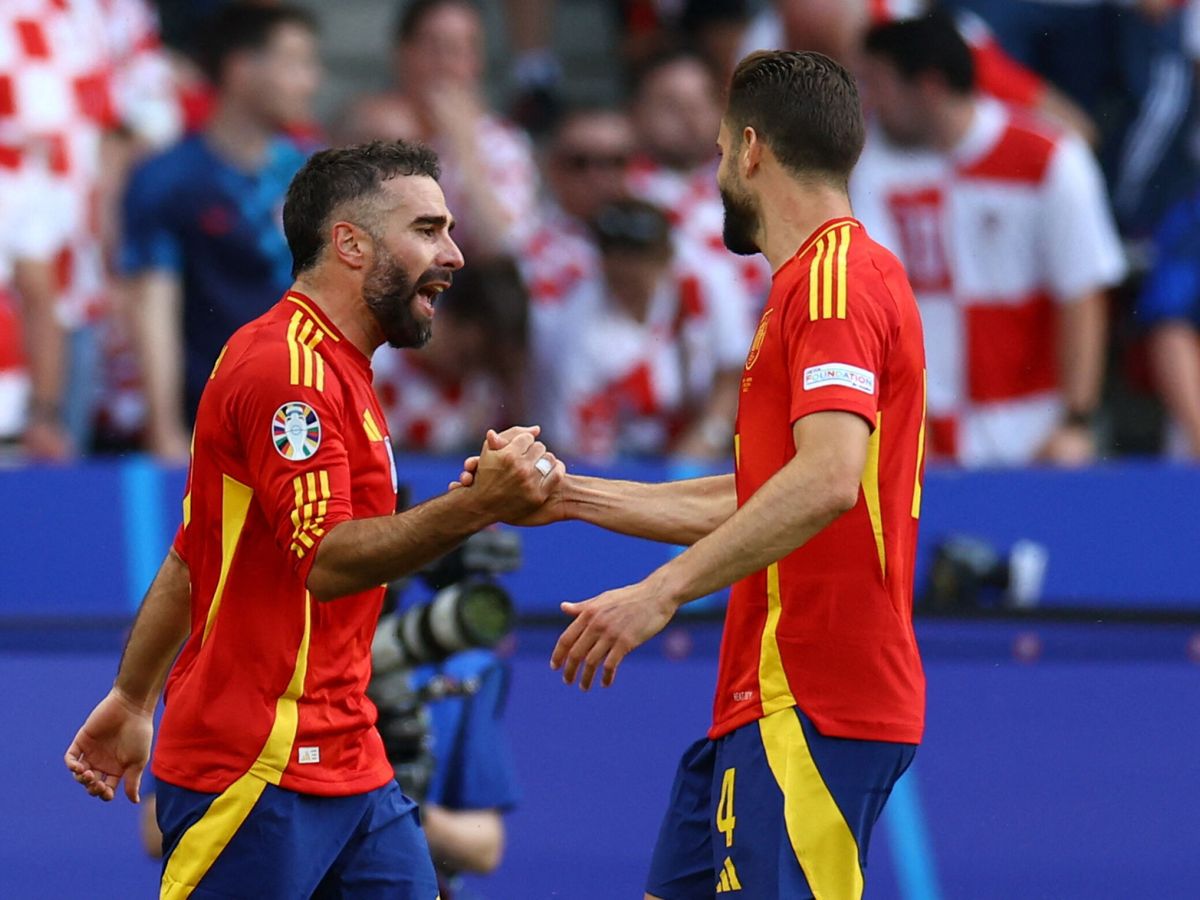 Foto: Carvajal y Nacho celebran la victoria en el debut. (Reuters/Lisi Niesner)
