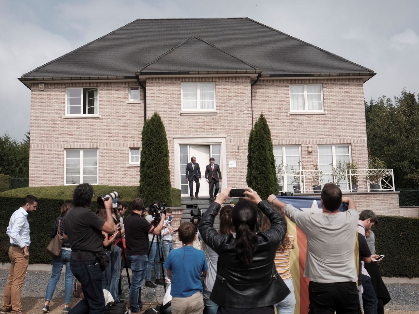 Artur Mas y Carles Puigdemont se dirigen a hacer unas declaraciones a los medios tras una reunión en Waterloo (Bélgica). (EFE)