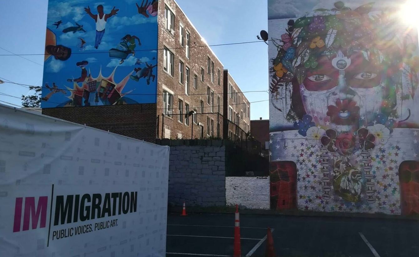 Dos inspiradores grafitis en bloques de viviendas de The Point Neighborhood.