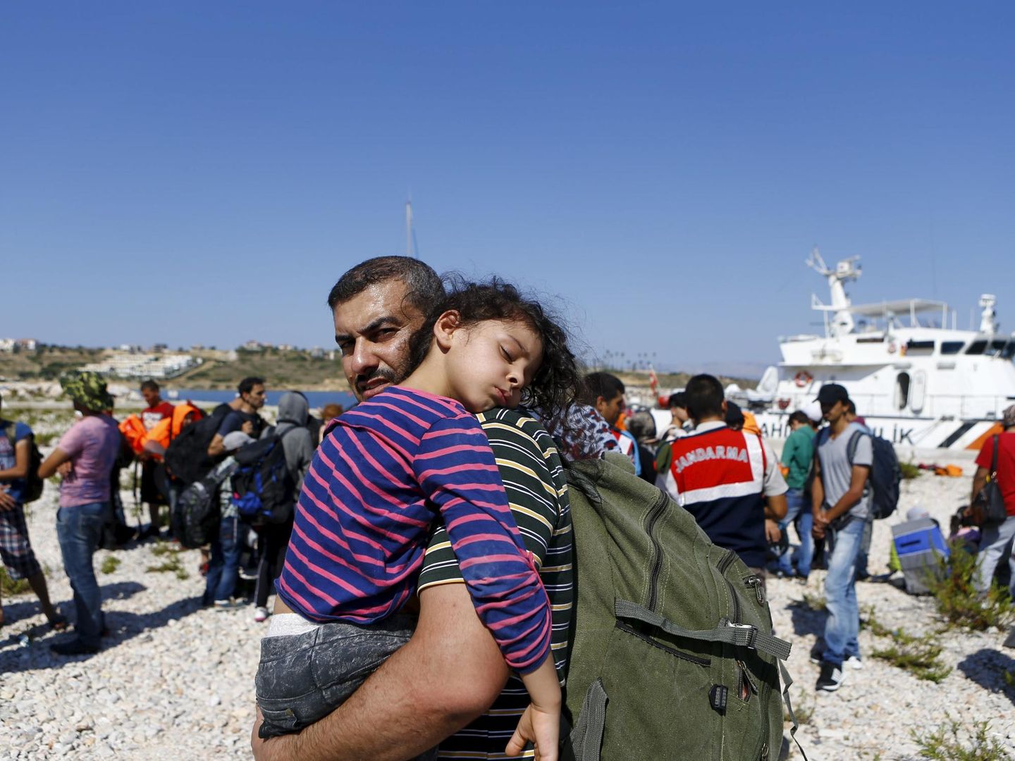 Refugiados sirios esperan para embarcar en la costa turca, cerca de Izmir (Reuters).