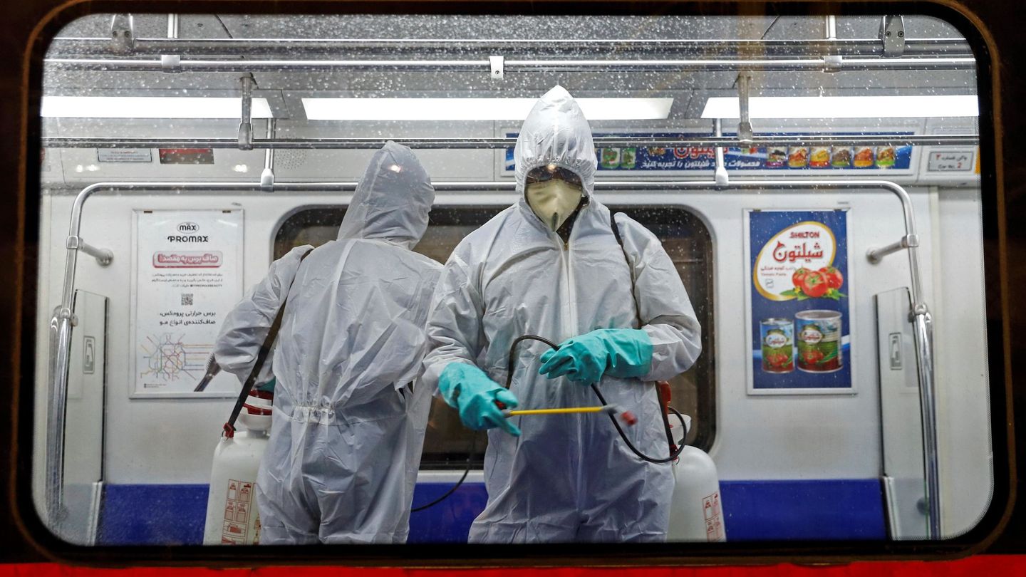 Personal médico desinfecta un vagón del metro, este martes, en Teherán (Irán). (EFE)