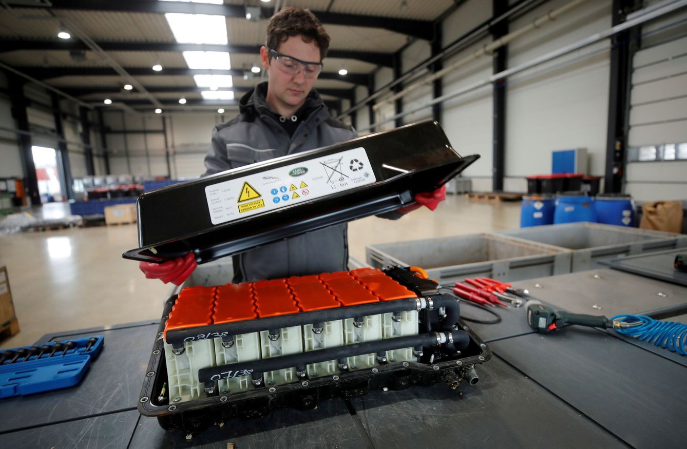 El reciclaje de baterías de vehículos eléctricos es un mercado al alza. (Reuters/Wolfgang Rattay)