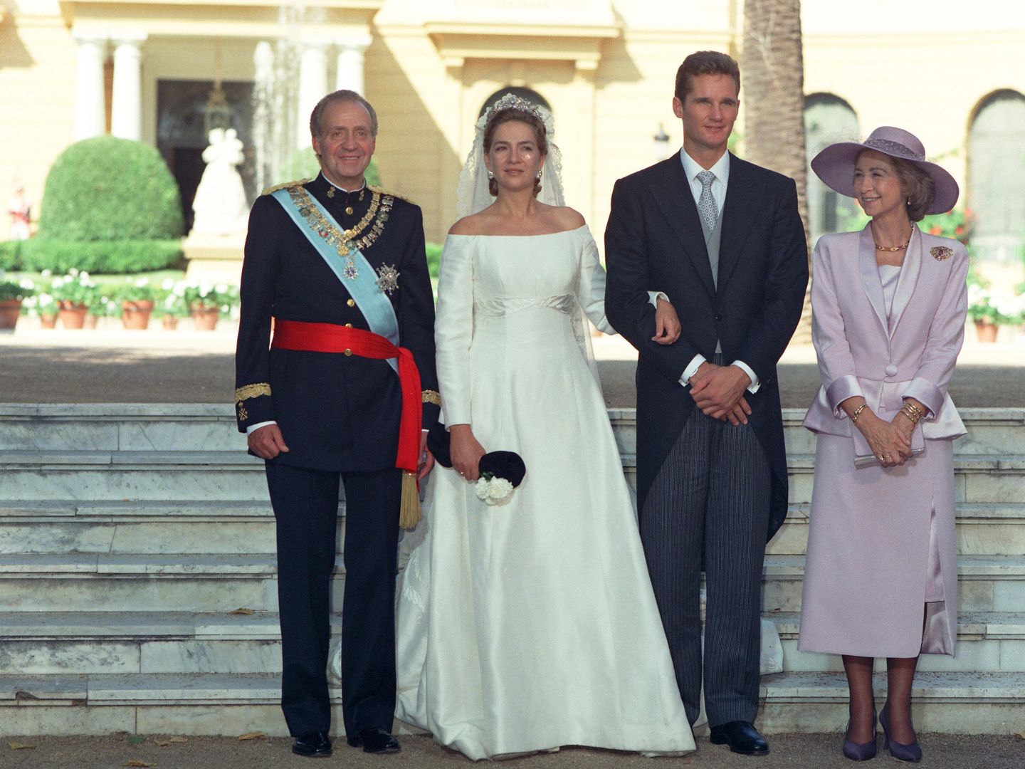 Imagen de la boda de la infanta Cristina, cuyo vestido diseñó Caprile, e Iñaki Urdangarin. (EFE)