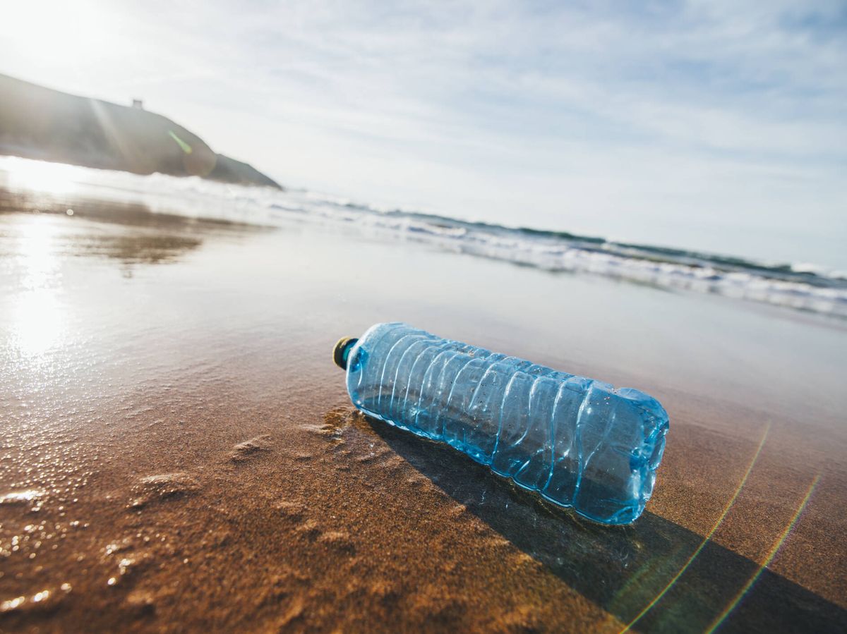 Foto: Una botella de plástico en una playa. (iStock)