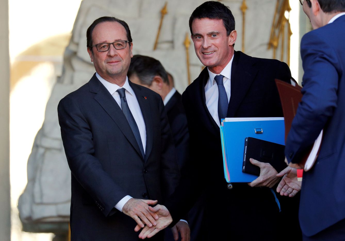 Valls, despidiéndose de Hollande en el Elíseo, cuando era su primer ministro. (Reuters)