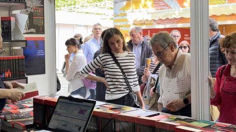 La visita fuera de agenda de la reina Letizia a la Feria del Libro de Madrid con su look más 'casual'