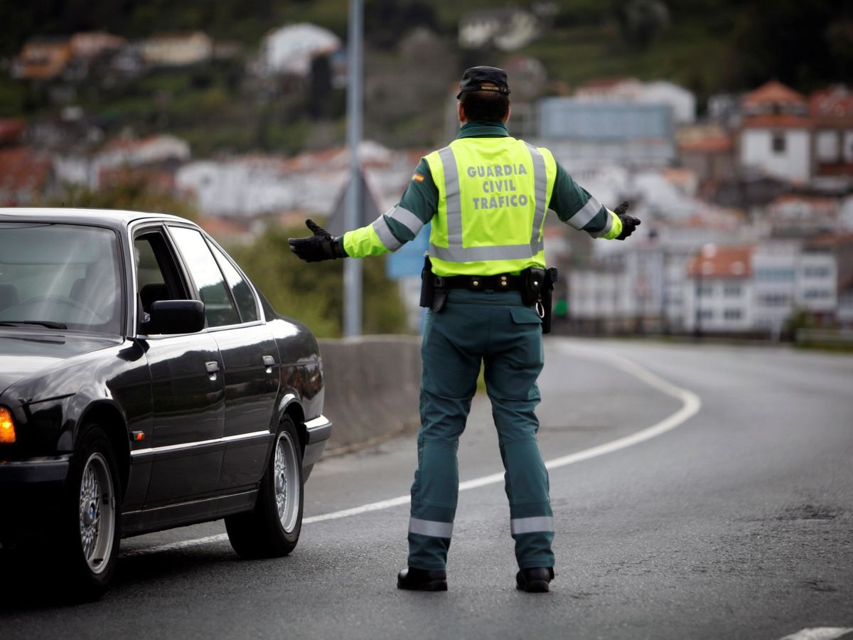 Foto: Un agente de la Guardia Civil realiza un control de tráfico (EFE)
