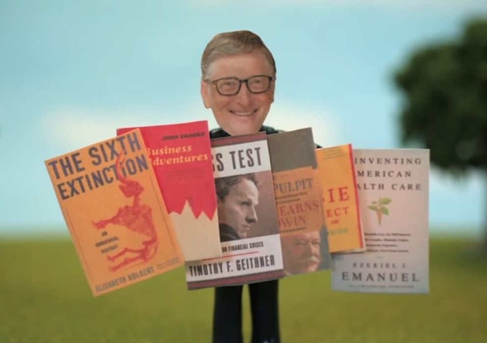 Foto: Captura del video colgado en el sitio web de Bill Gates en el que se muestra su selección de libros recomendados para este verano. (Youtube)