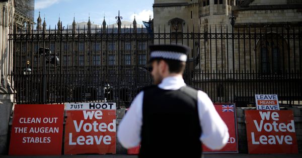 Foto: Carteles a favor del Brexit a las puertas del Parlamento británico, en Londres. (Reuters) 