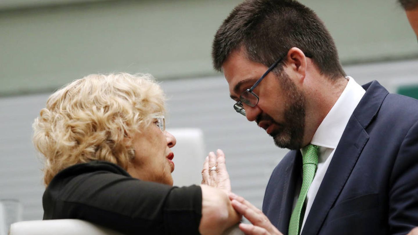 Sánchez Mato conversa con la alcaldesa, Manuela Carmena. (EFE)