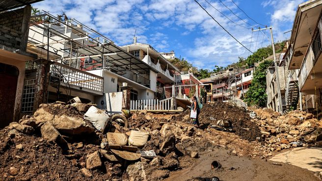 Foto de Dos días bajo los escombros en Acapulco