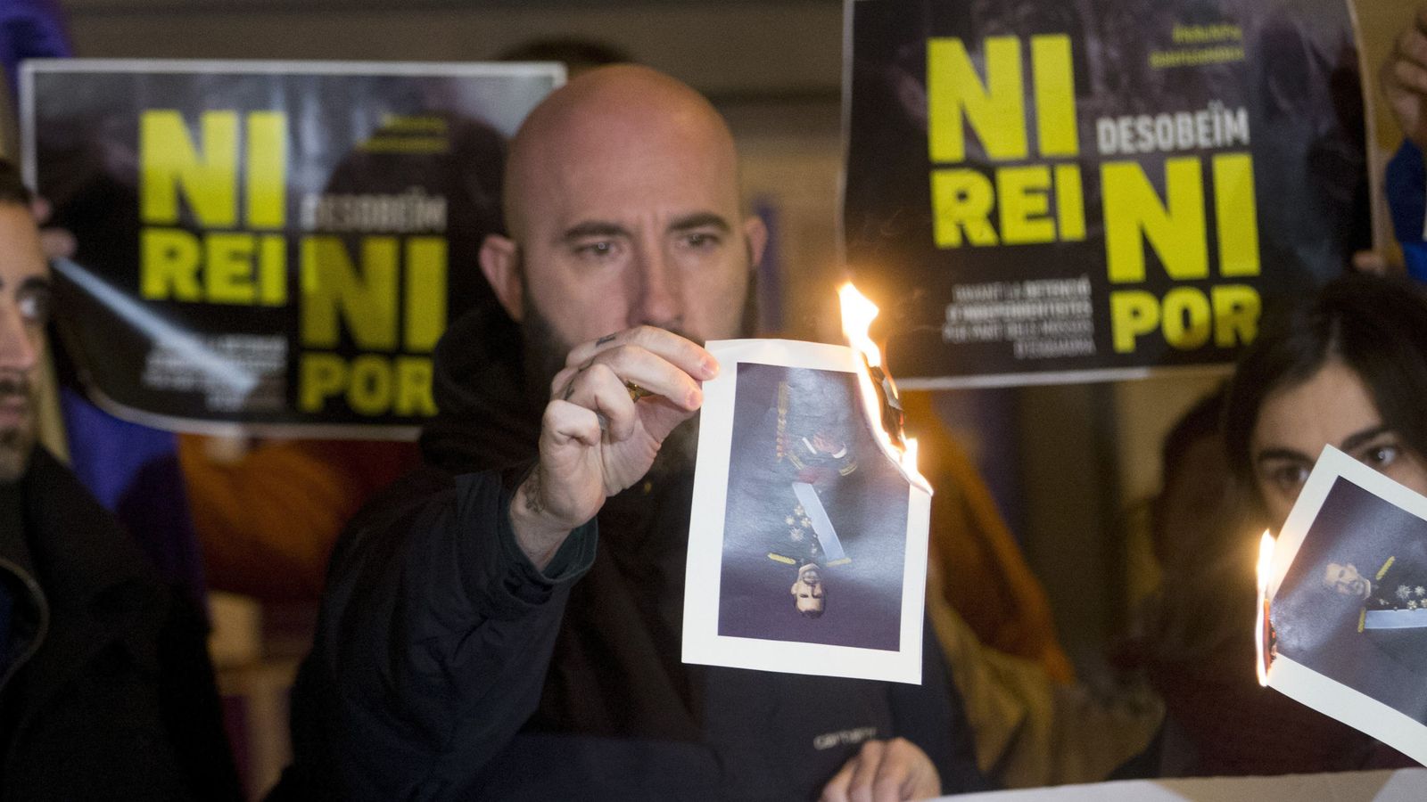 Foto: Concentración de solidaridad con los investigados por quemar fotos del Rey. (EFE)