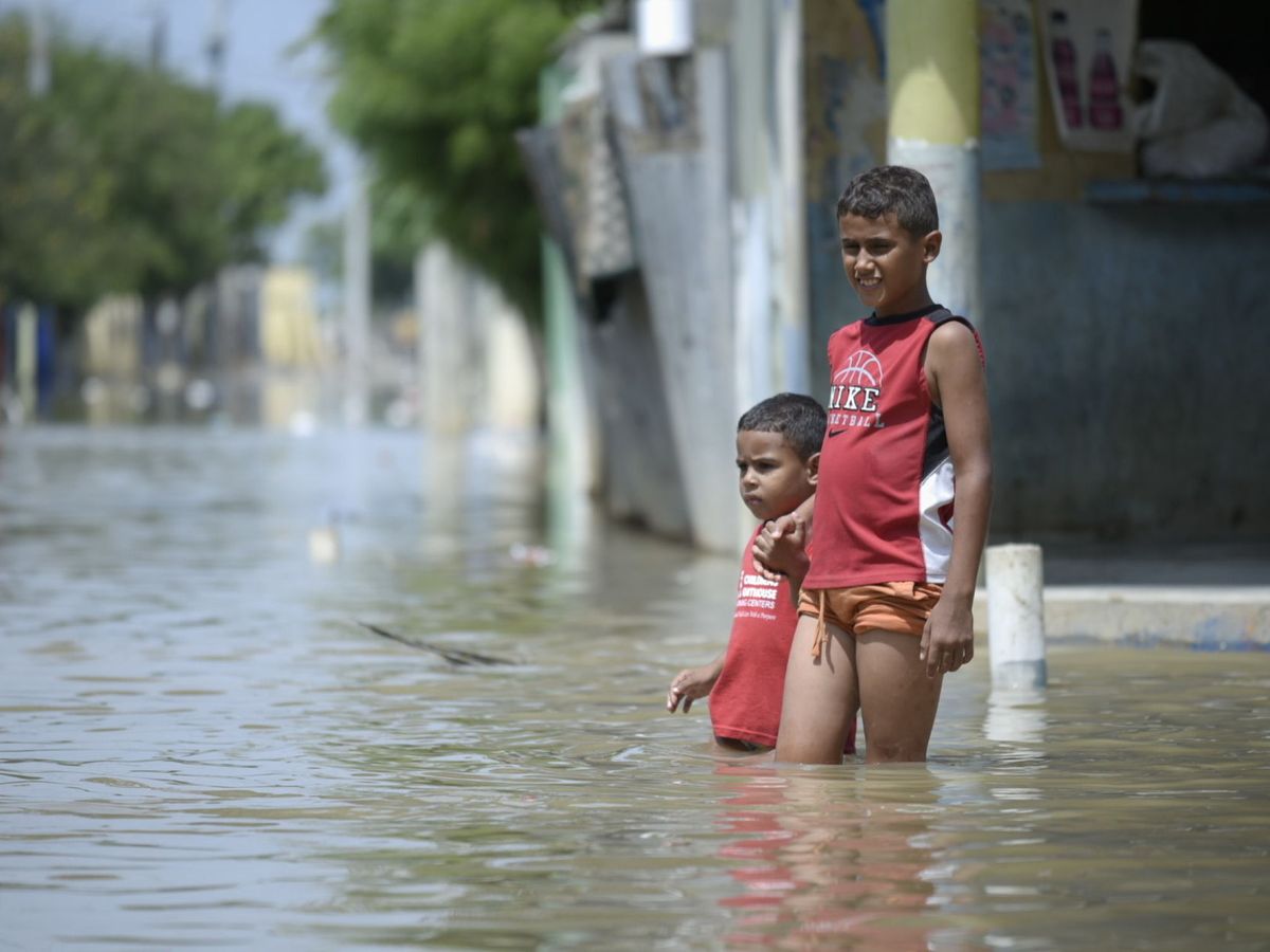 Foto: Niños afectados por las inundaciones en República Dominicana. (EFE/Luis Tavárez)