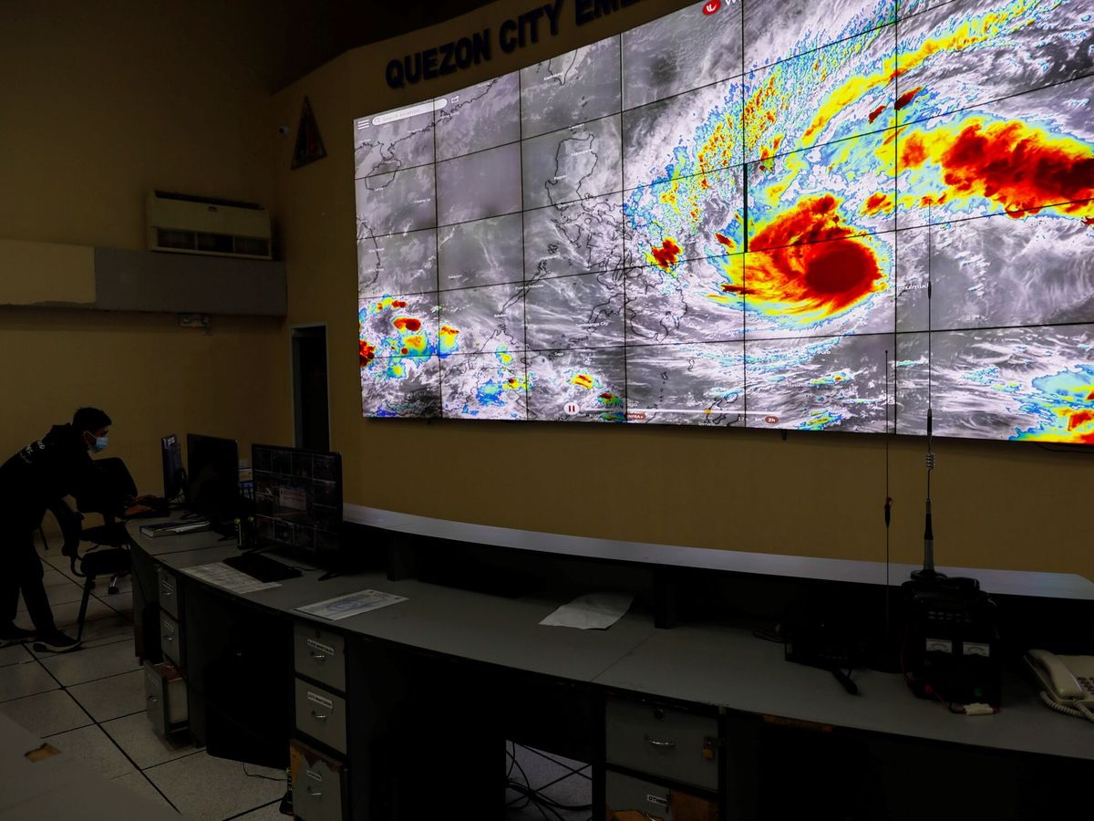 Foto: Centro de Operaciones de Emergencia en Manila, Filipinas. (EFE/ Rolex Dela Pena)