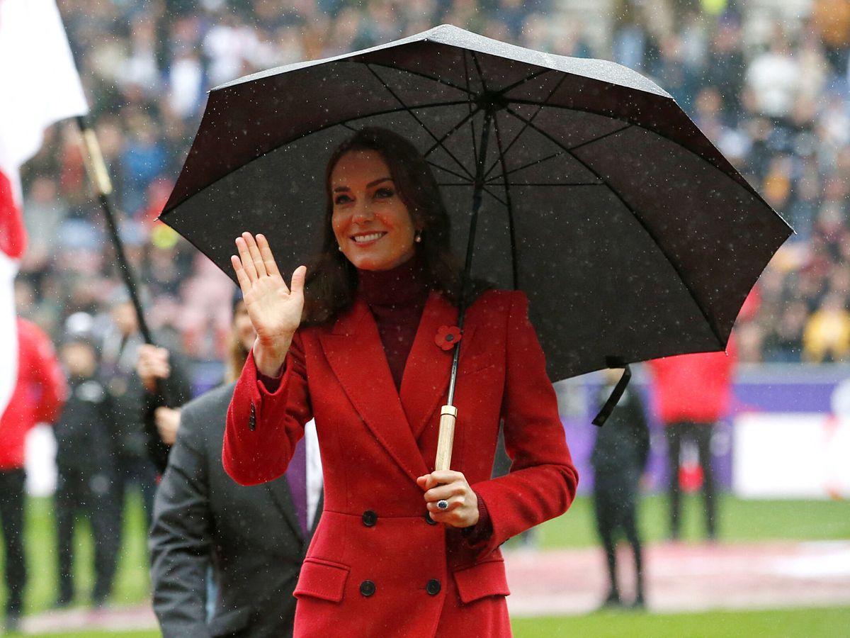 Foto: La princesa de Gales se refugia de la lluvia. (Reuters/Ed Sykes)