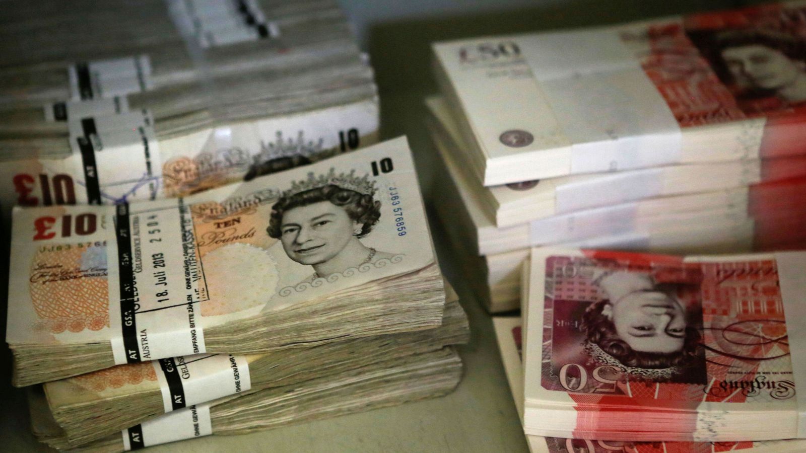 Foto: Montones de billetes de 10 y 50 libras. (Reuters)