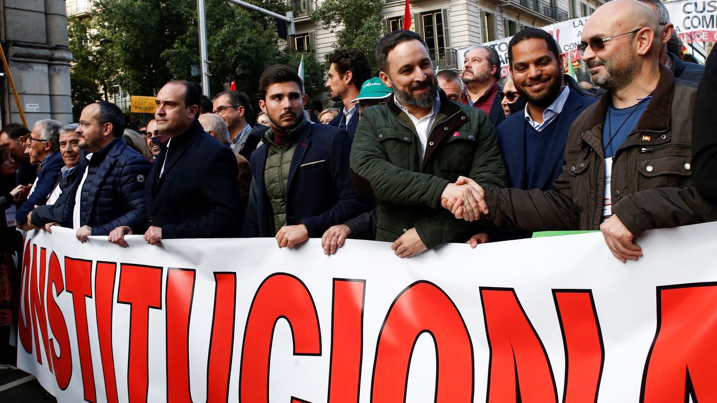 Santiago Abascal participa en la manifestación en Barcelona con motivo del día de la Constitución. (EFE)