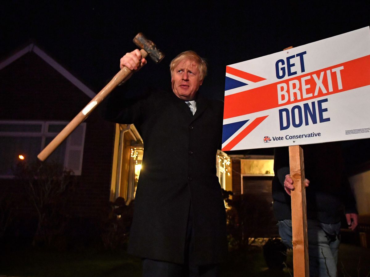 Foto: El 'premier' británico, Boris Johnson, con un cartel de apoyo al Brexit. (Reuters)