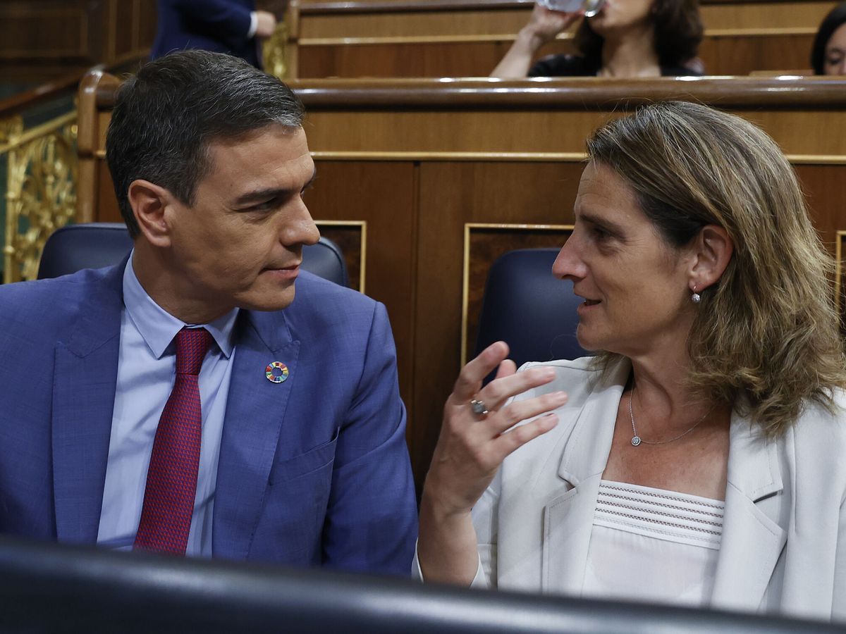 Foto: El presidente del Gobierno, Pedro Sánchez (i) conversa con la vicepresidenta tercera del Gobierno, Teresa Ribera (d), durante el debate sobre el estado de la nación. (EFE/Chema Moya)