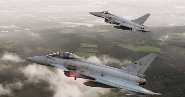 Foto: Dos cazas Eurofighter en pleno vuelo. 