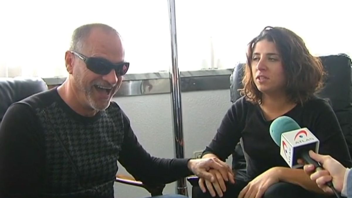 Una clínica catalana implanta por primera vez en España un ojo biónico a un sordociego