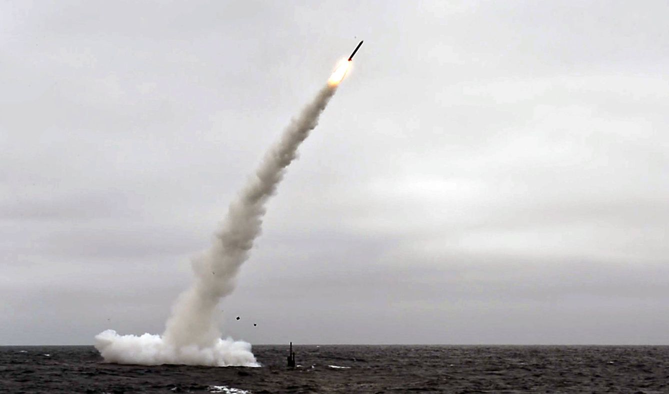 USS Annapolis (SSN 760) lanzando un  Tomahawk Land Attack Missile (TLAM) (US NAVY)