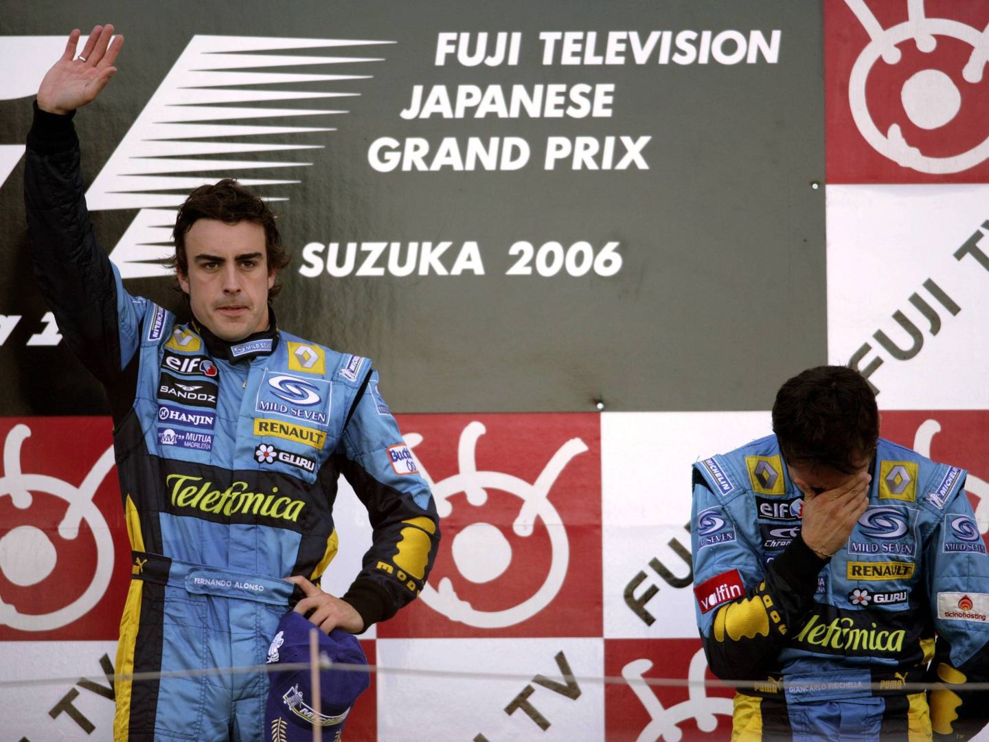 Alonso y Fischella durante el podio del GP de Japón. (Imago)