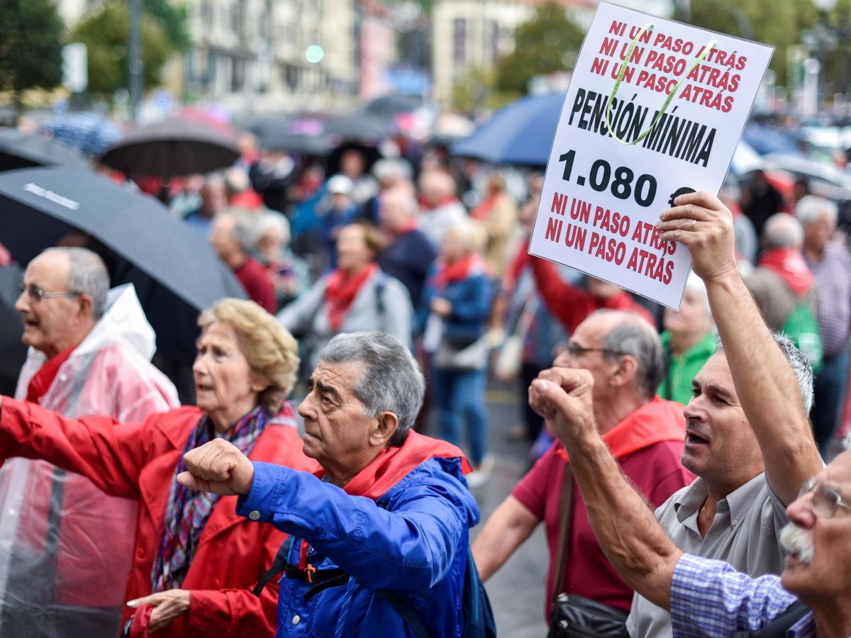 Foto: Jubilados vascos prosiguen sus movilizaciones por unas "pensiones dignas". (EFE)