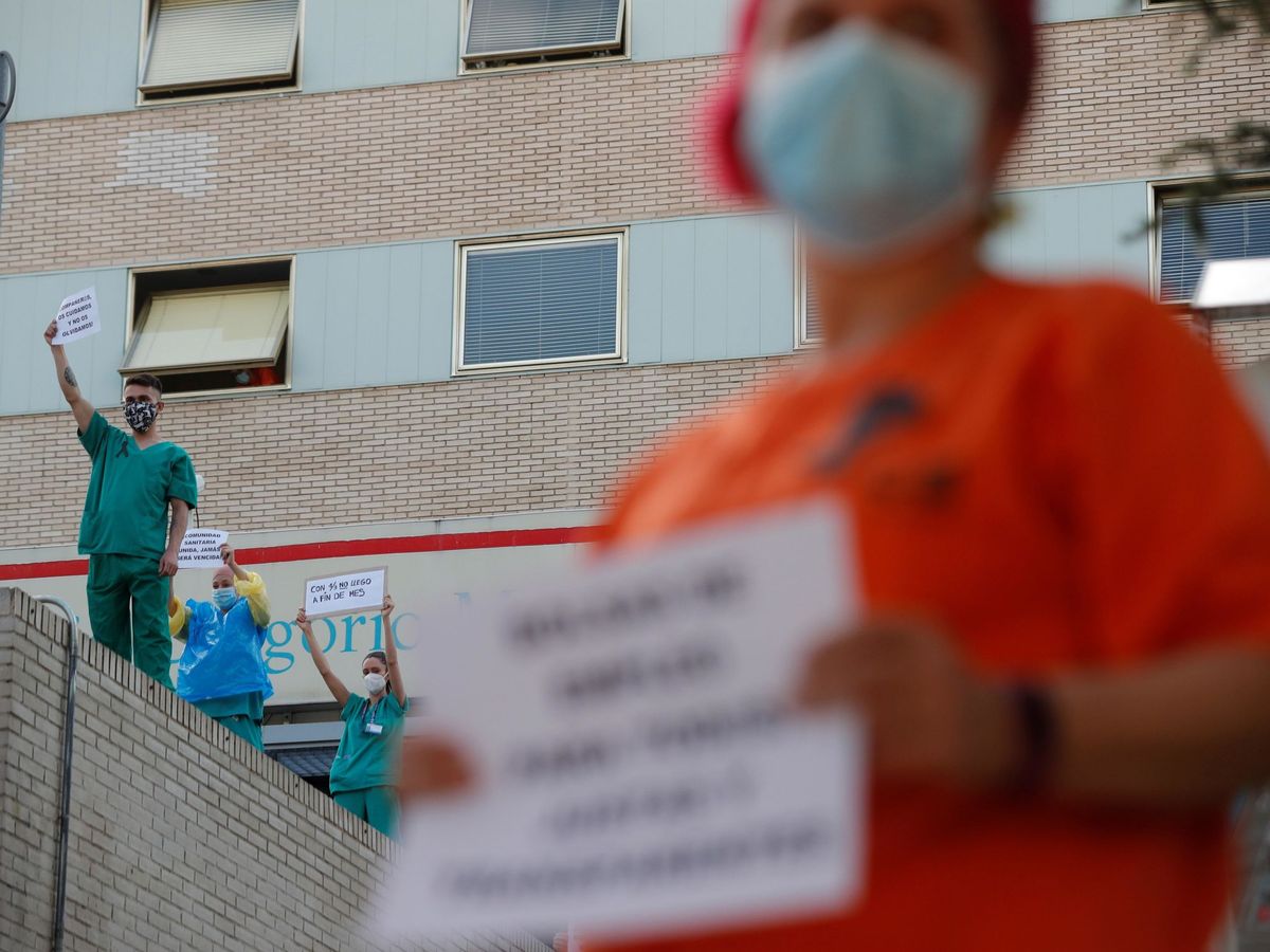 Foto: Miembros del personal sanitario del Hospital Gregorio Marañón participan en una concentración para exigir una sanidad de calidad, el pasado lunes. (EFE)