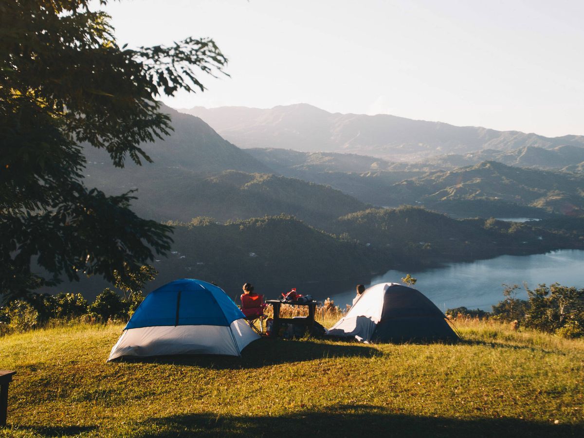 Foto: Todo lo que necesitas para irte de camping con todos los lujos (Victor Larracuente  para Unsplash)