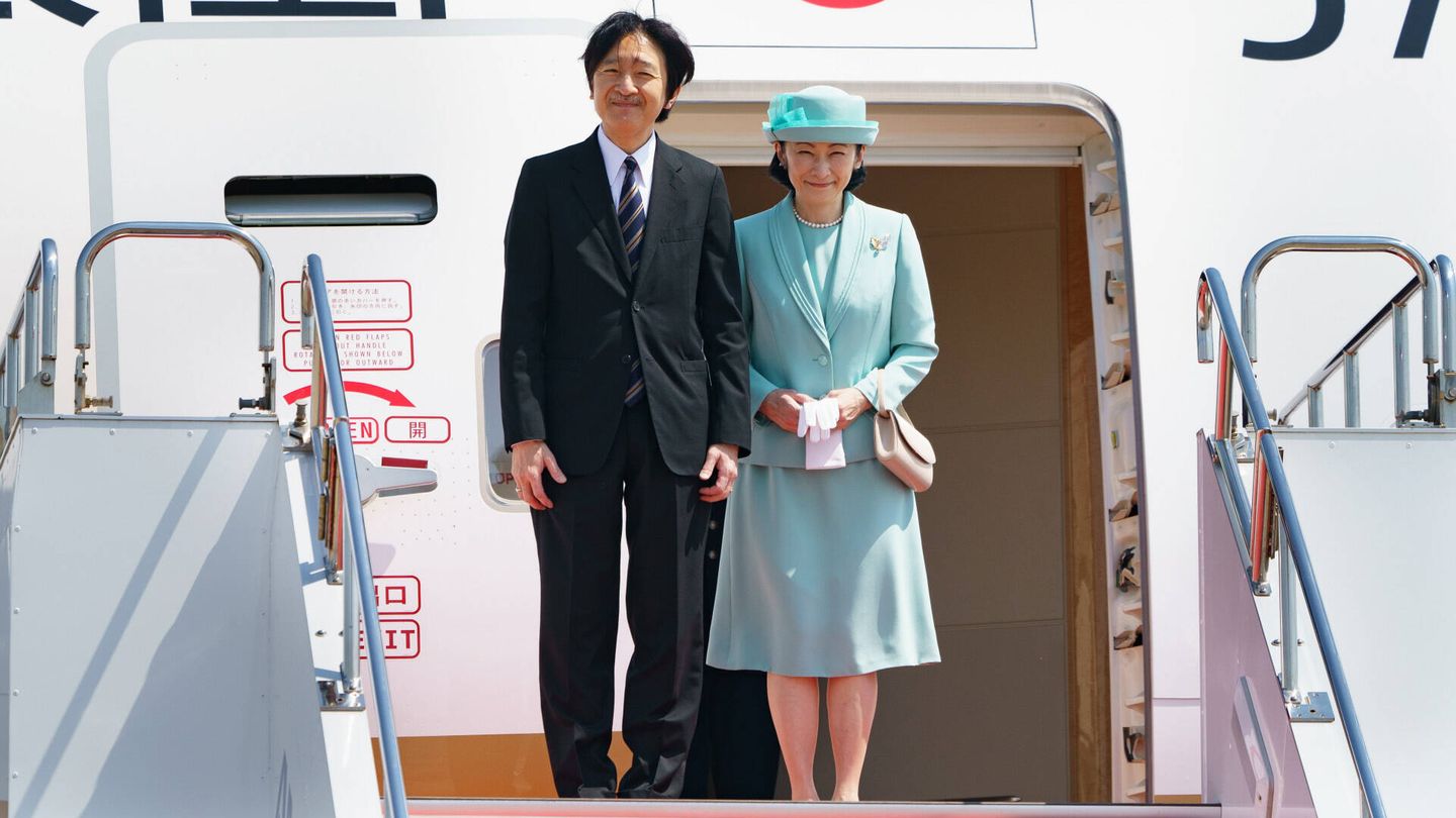 Los príncipes de Japón, en su llegada en avión a Londres para la coronación de Carlos III. (Gtres)