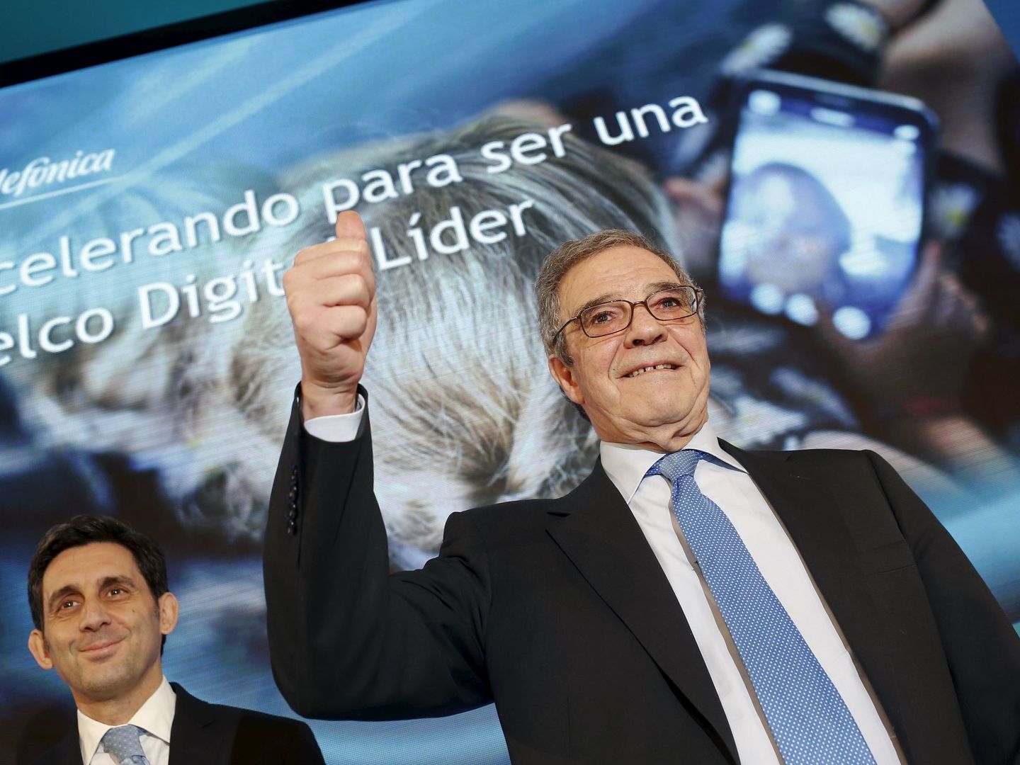 El expresidente de Telefónica, César Alierta, con su actual sucesor en el cargo, Álvarez Pallete. (Reuters)
