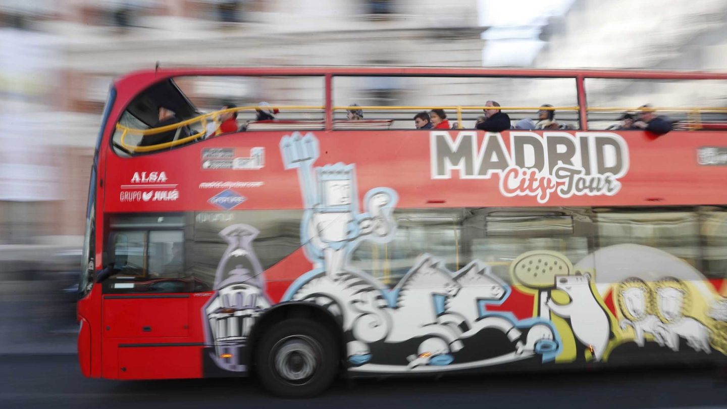 Autobús turístico circula frente a la madrileña Puerta del Sol. (EFE/Zipi)