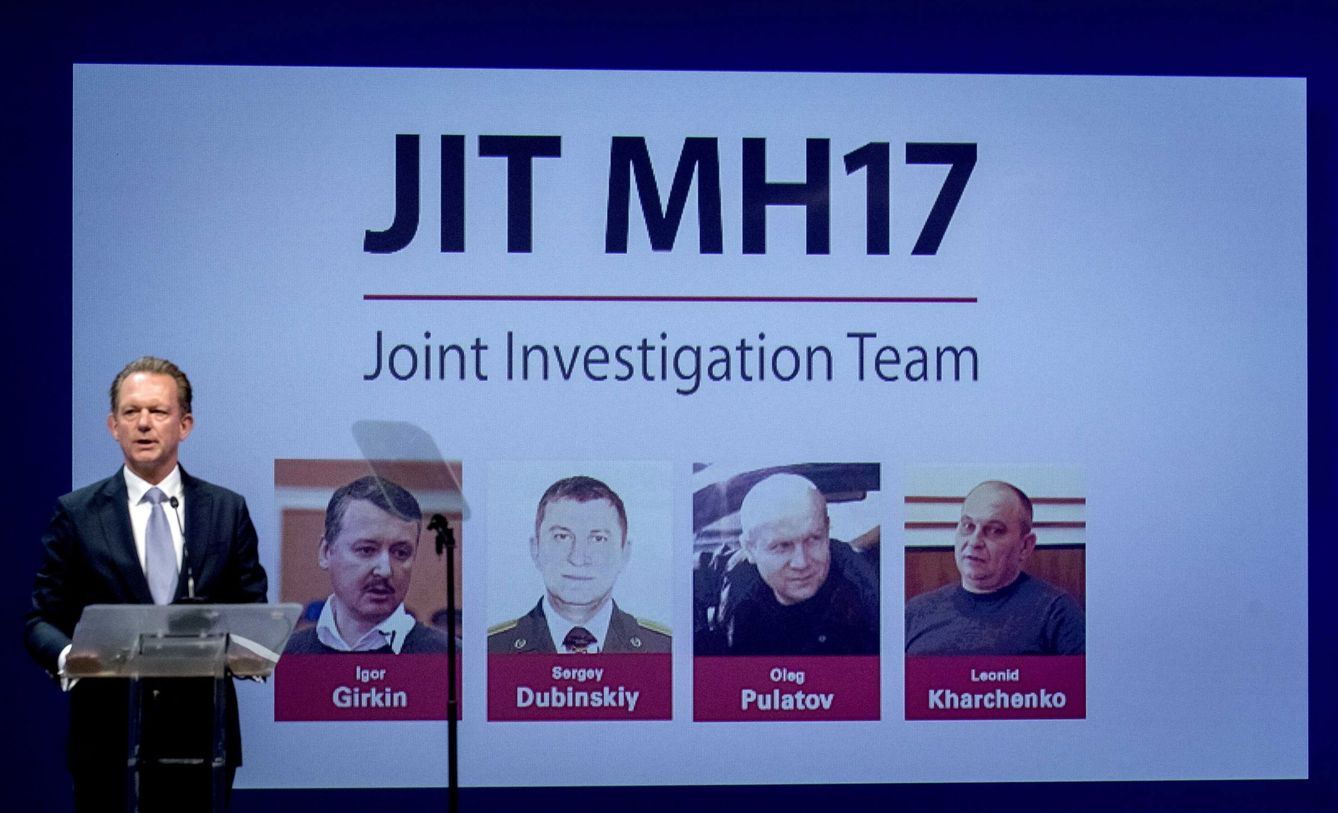 El miembro del equipo internacional de investigación del derribo del avión de Malaysia Airlines MH17. (EFE)