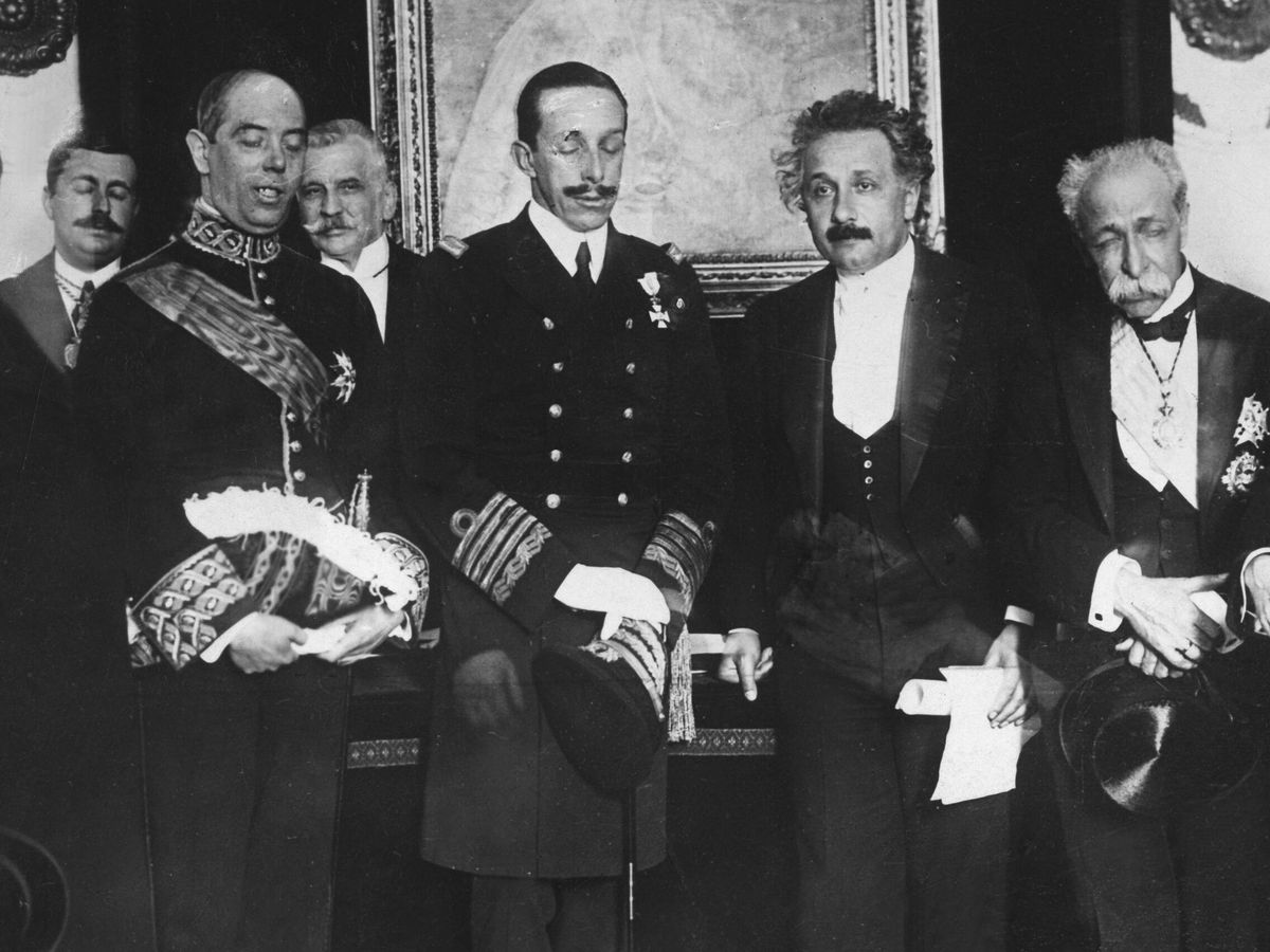Foto: Alfonso XIII y Albert Einstein (en el centro de la imagen), en la Real Academia de las Ciencias de Madrid. (Getty)