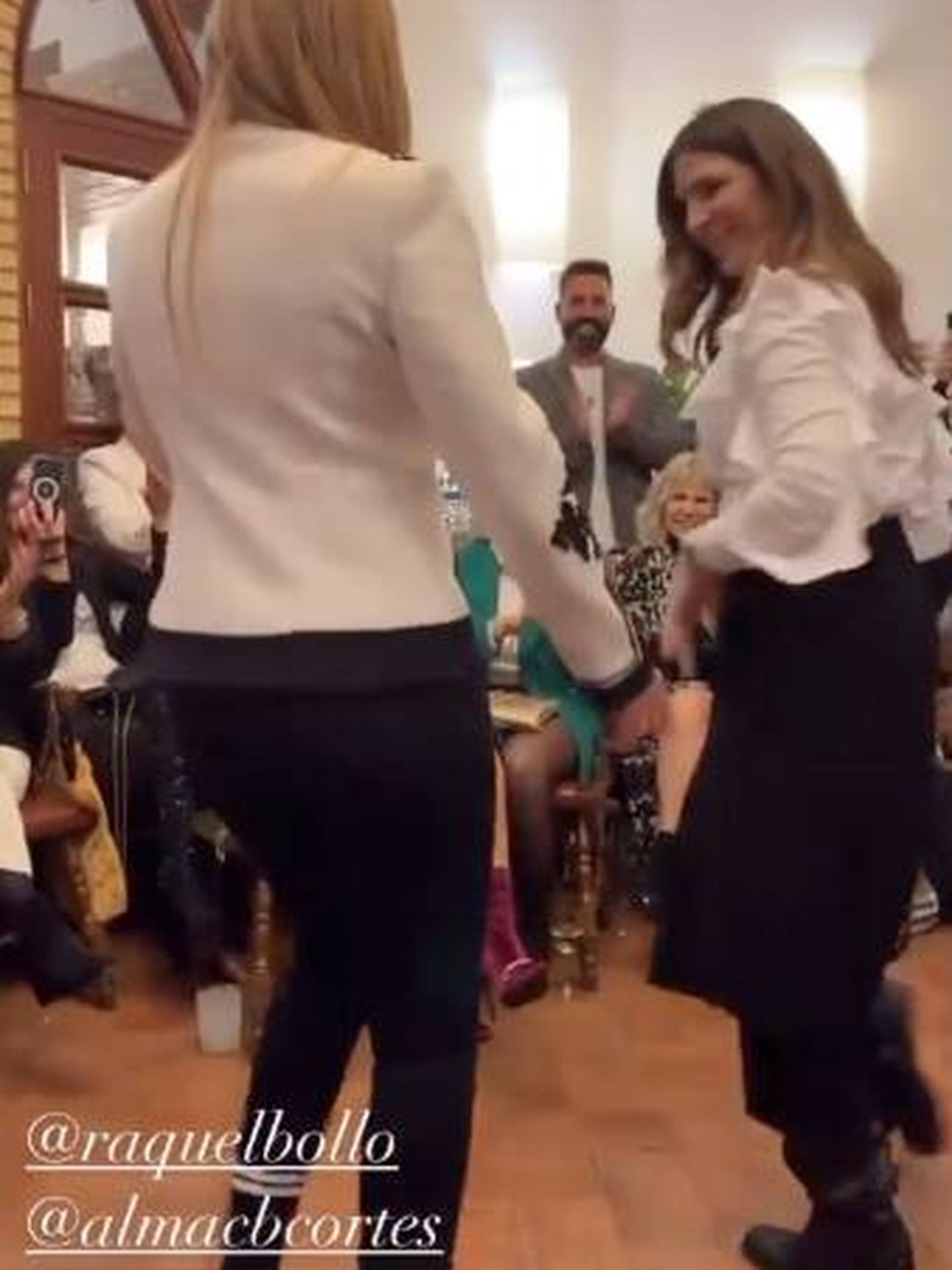 Belén Esteban, bailando con Raquel Bollo. (Instagram @luciahoyos5)