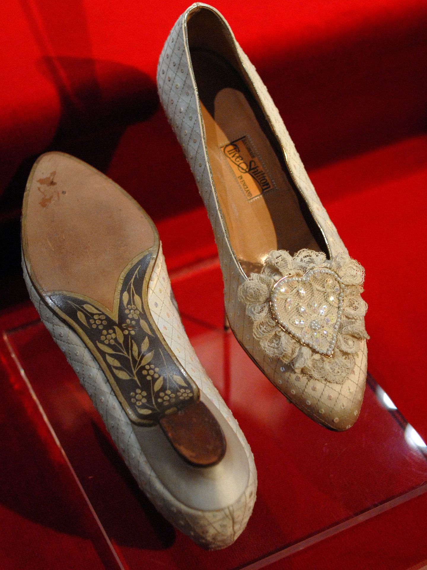 Los zapatos de la boda de Diana de Gales.   (Getty)