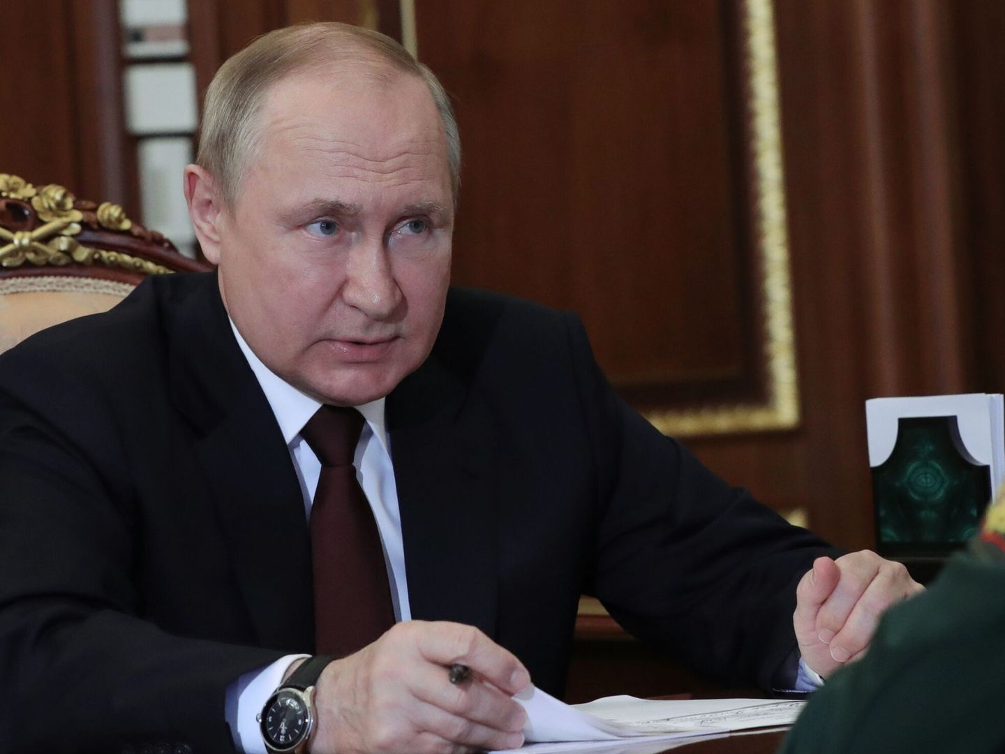 Putin, en una reunión con su ministro de Defensa. (EFE/EPA/Mikhael Klimentyev)