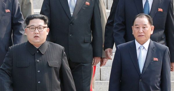 Foto: El líder norcoreano, Kim Jong-un (izda) y uno de los altos cargos del Gobierno norcoreano Kim Yong-chol (dcha). (EFE)