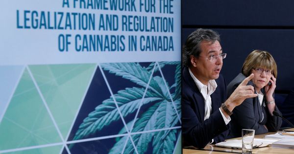 Foto: Los responsables del grupo de trabajo sobre la regularización del cannabis en Canadá, durante una presentación del marco legal. (Reuters)