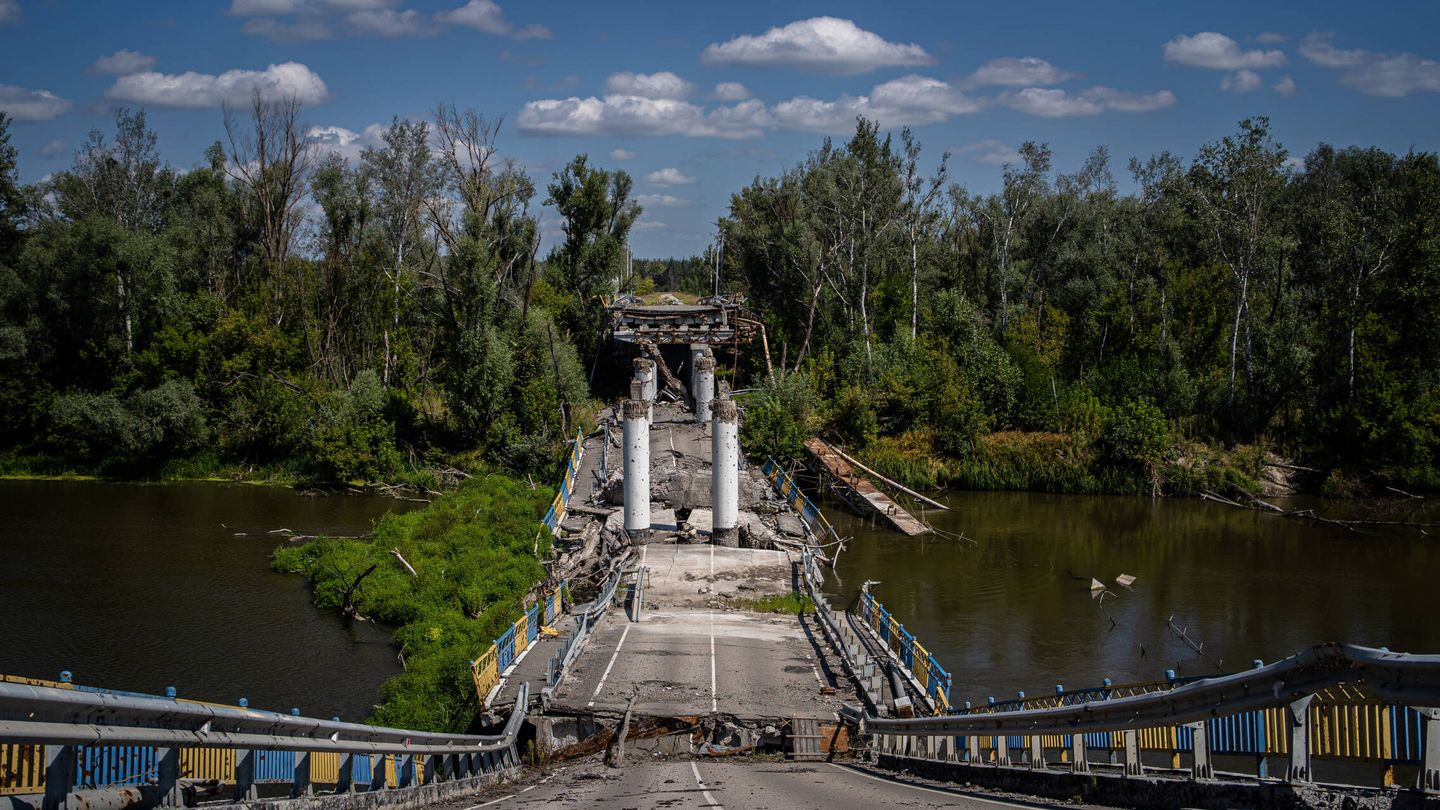 Un puente destruido cerca de Limán, en el noreste de Ucrania (Fermín Torrano)