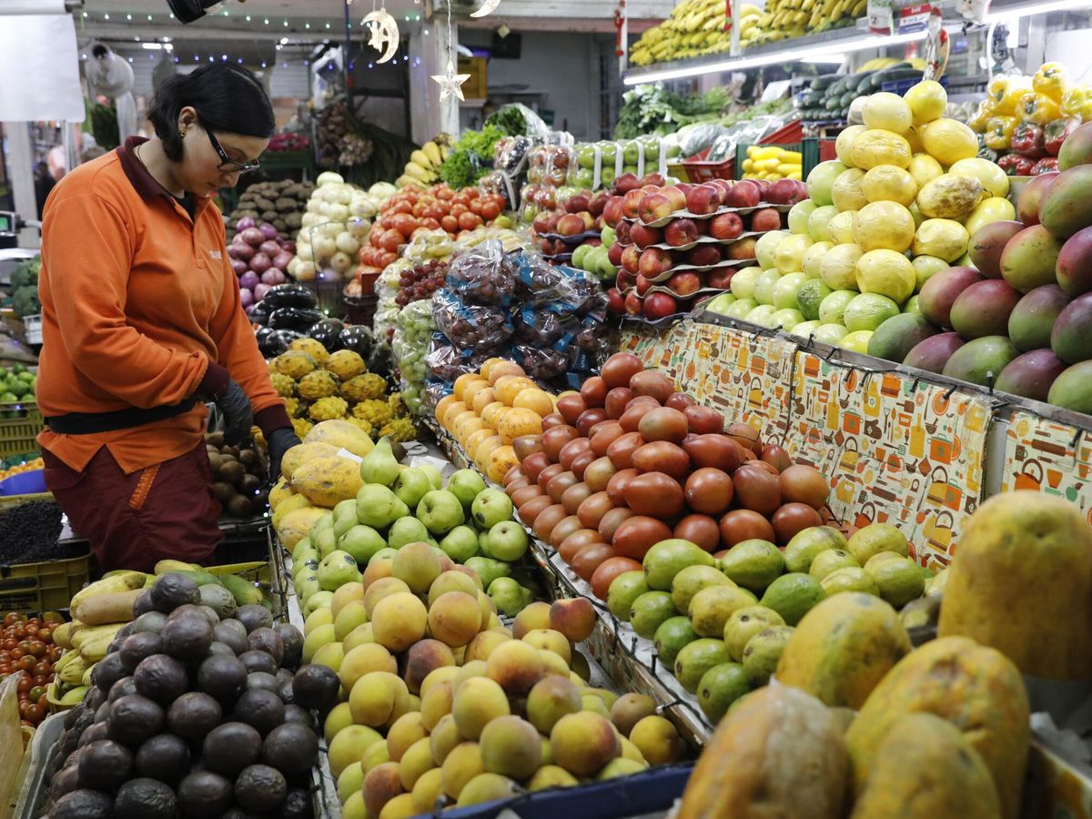 Foto: Un mercado de frutas. (EFE/Carlos Ortega)