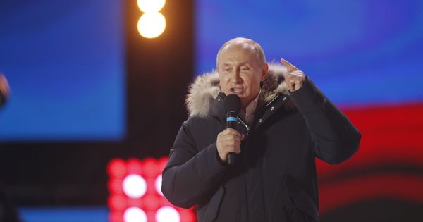 Foto: El presidente Vladimir Putin celebra los resultados electorales ante simpatizantes, en la plaza Manezhnaya, cerca del Kremlin, en Moscú. (Reuters) 