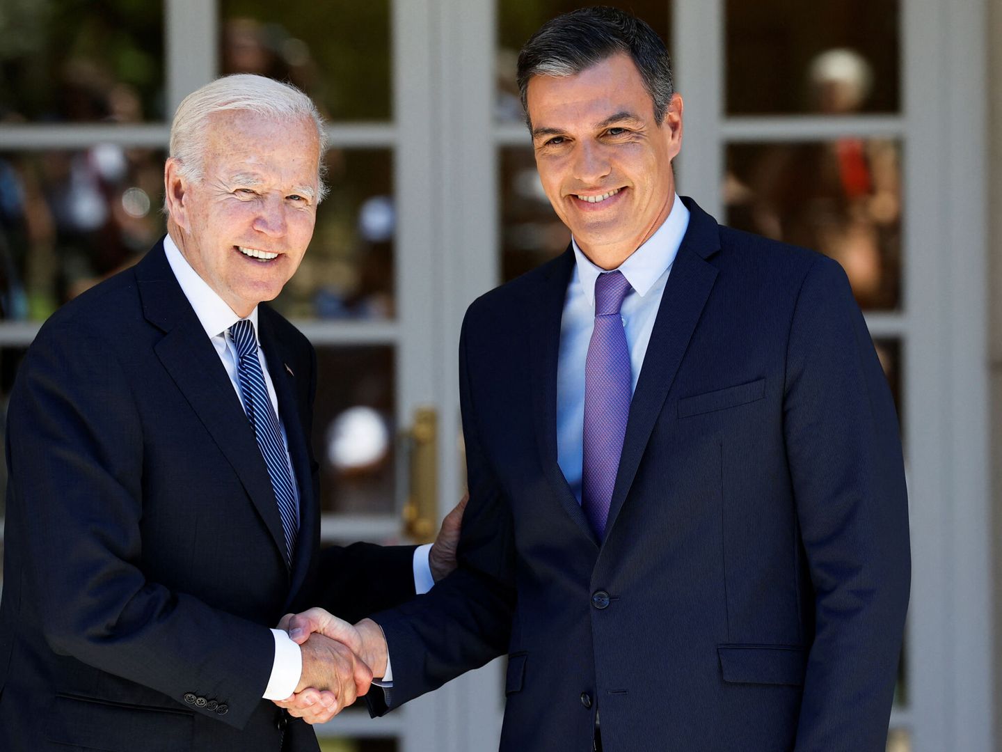 Joe Biden llega a la Moncloa y es recibido por Sánchez. (Reuters/Juan Medina)