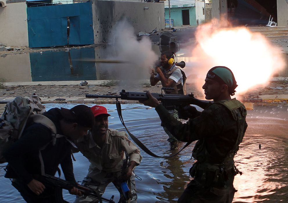 Foto: Rebeldes libios disparan contra efectivos de Gadafi durante combates en Sirte, en octubre de 2011 (Reuters).